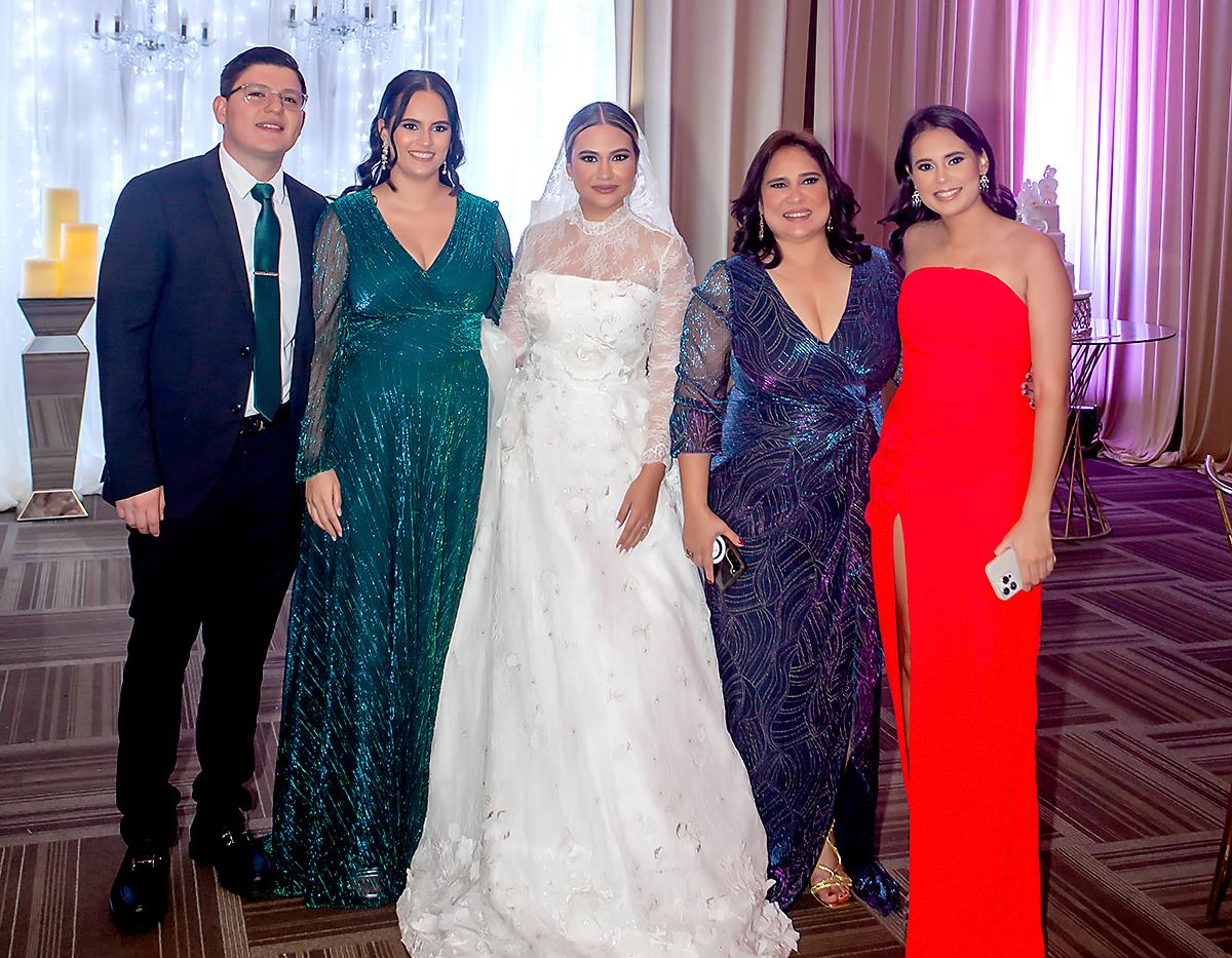 Daniel Zaldívar, Doris Padilla, la novia Fabiola Noriega, Laura Noriega y Laura Padilla