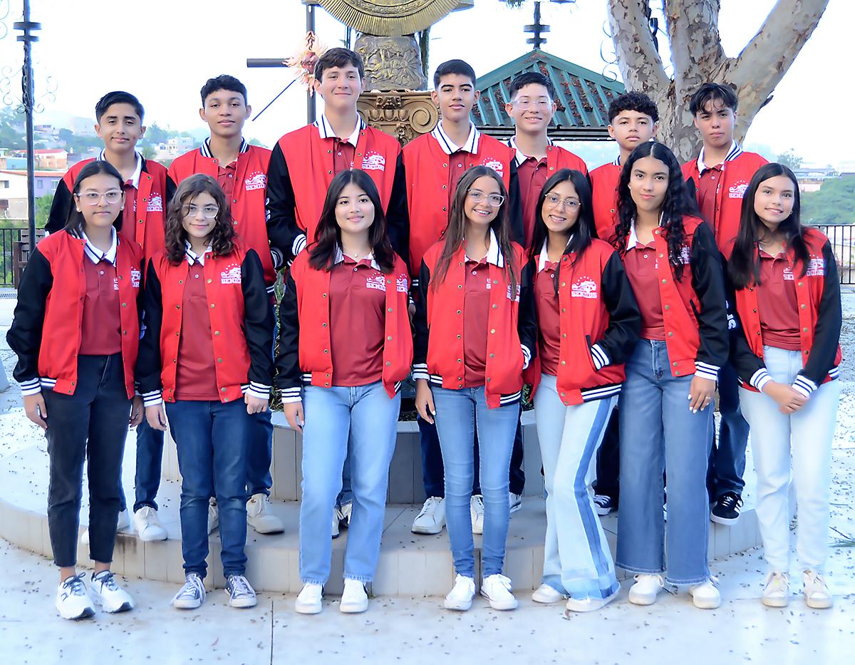 Con mucha emoción y alegría, los seniors 2025 de San Francisco de Sales School celebraron su last first day de secundaria. Su primera parada fue en la Basílica de Suyapa, donde tuvieron una Eucaristía en honor a su último año escolar y después compartieron un acogedor desayuno. Al finalizar, los jóvenes abordaron carros decorados con bengalas de colores, pancartas y globos, y se dirigieron a su escuela, donde fueron recibidos por alumnos, maestros, padres de familia y un divertido carnaval.