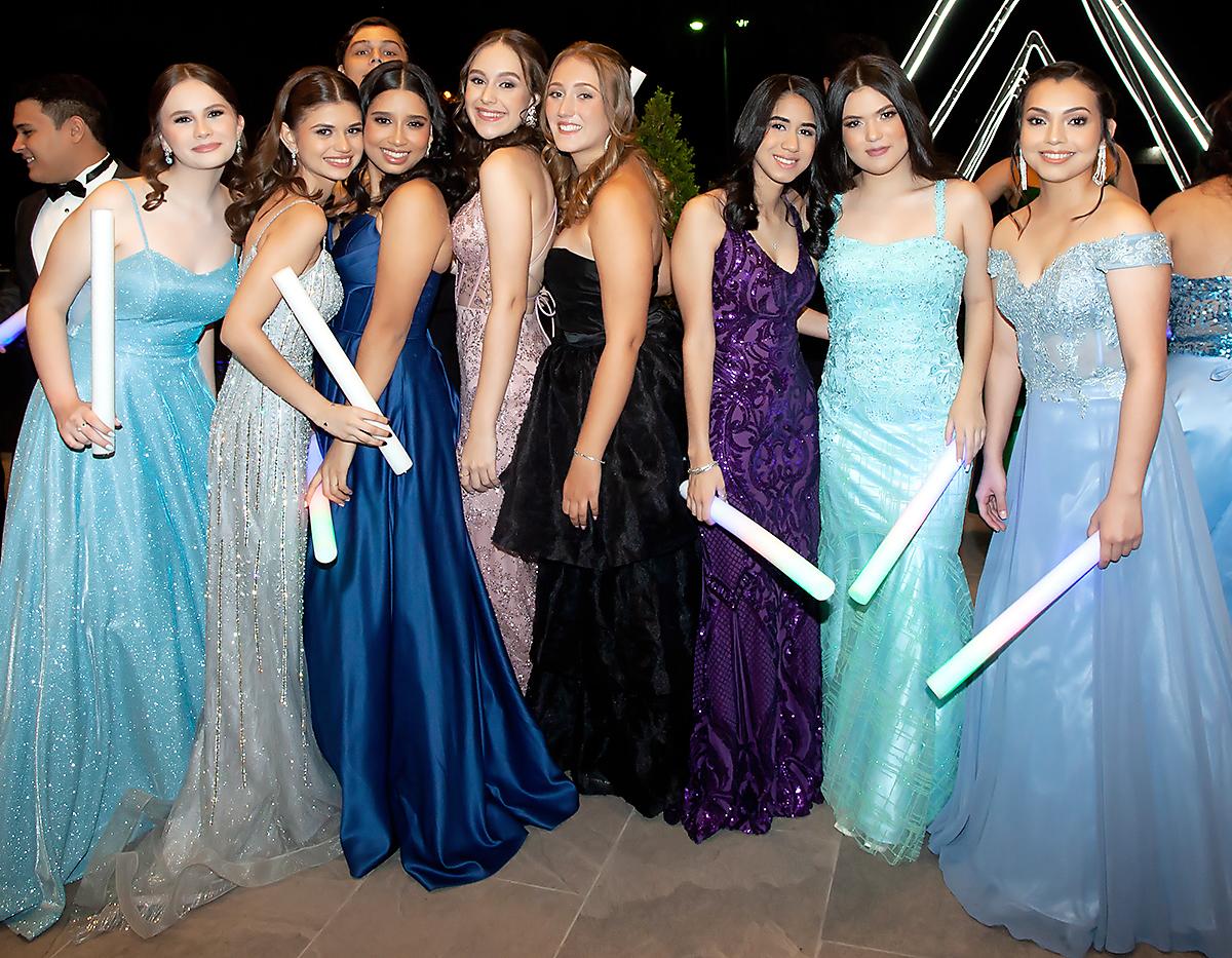 Una atmósfera elegante y moderna fue recreada por la planner Sonia Pineda para la noche de fiesta y alegría de los seniors 2024 de la Escuela Bilingüe e Instituto Valle de Sula. La celebración se prolongó hasta el amanecer entre felicitaciones, degustación de un exquisito buffet internacional acompañado de vinos importados y bebidas tropicales. La noche se llenó de risas y, por supuesto, no faltaron las fotos para el recuerdo, inmortalizando momentos inolvidables.