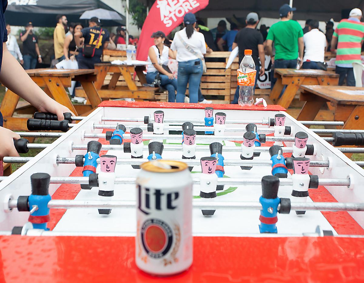 Mesas de futbolito para diversión de los asistentes detodas las edades.