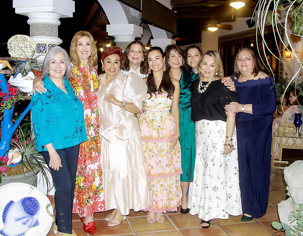 Norma D’Arcy, Zobeida Saybe, Laura Abufele, Mildred Handal, la agasajada Andrea Andonie, Marisa Milla, Ana Andonie, Martha Calderón y Luceth Kawas.