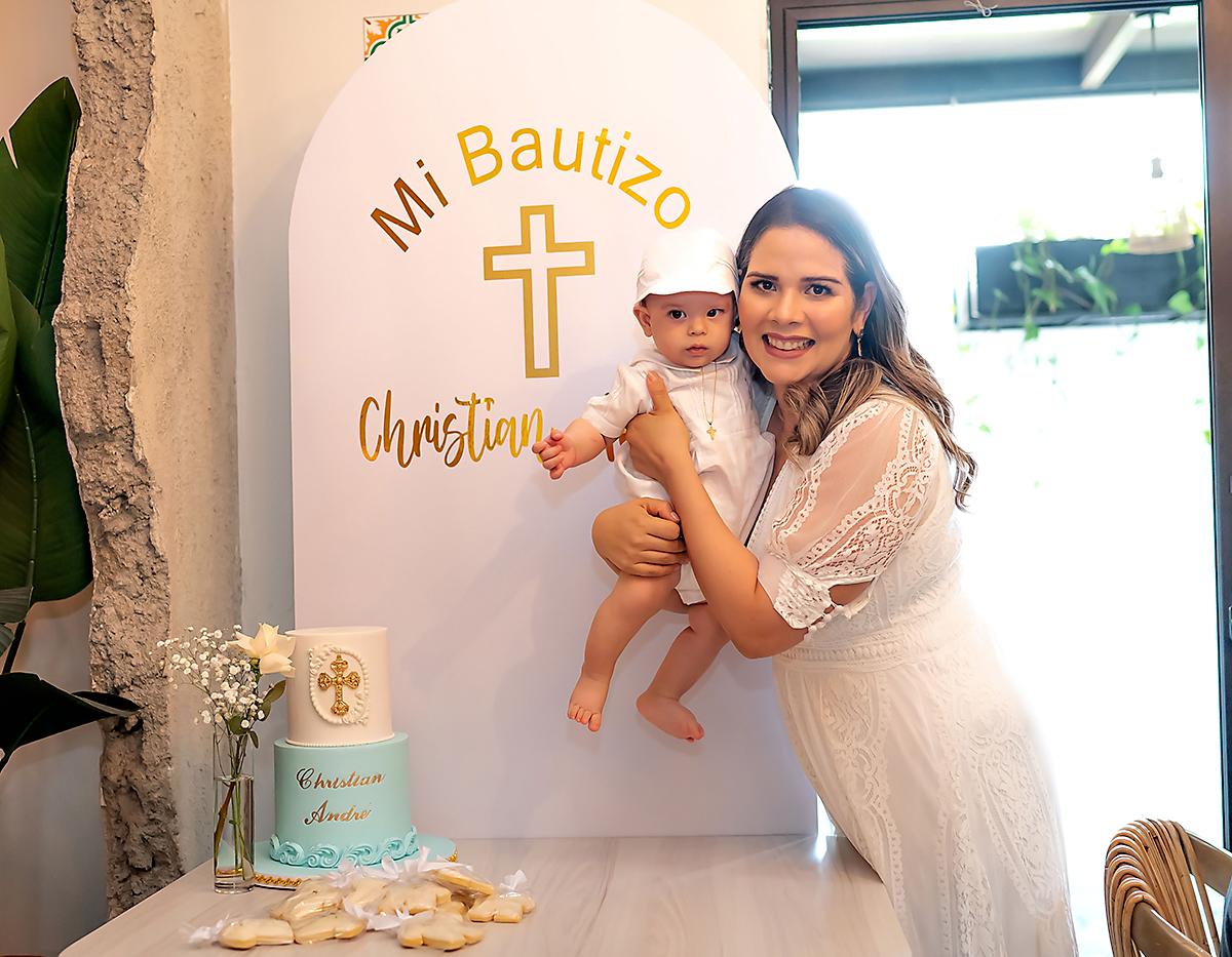El nuevo cristiano Christian André Valladares y su madre Alejandra Grande.