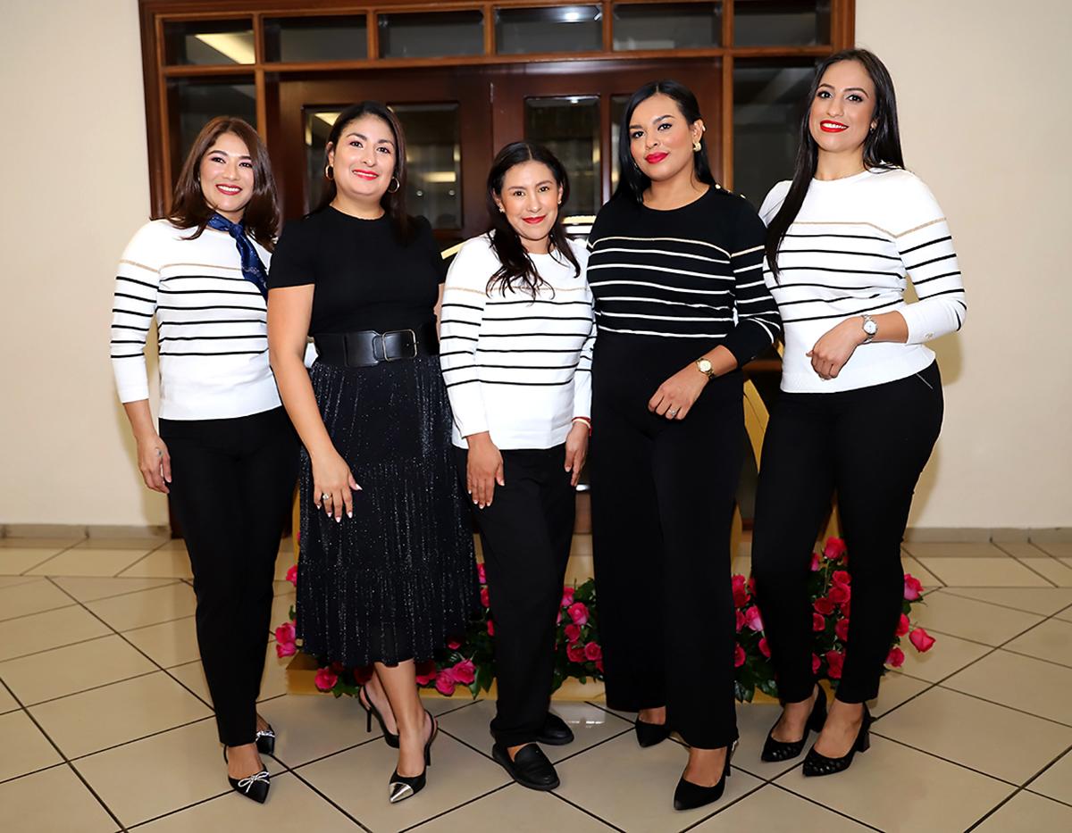 Luz Larios, Rebeca Chacón, Magdheli Laínez, Katherine Álvarez y Jeimy Ramírez