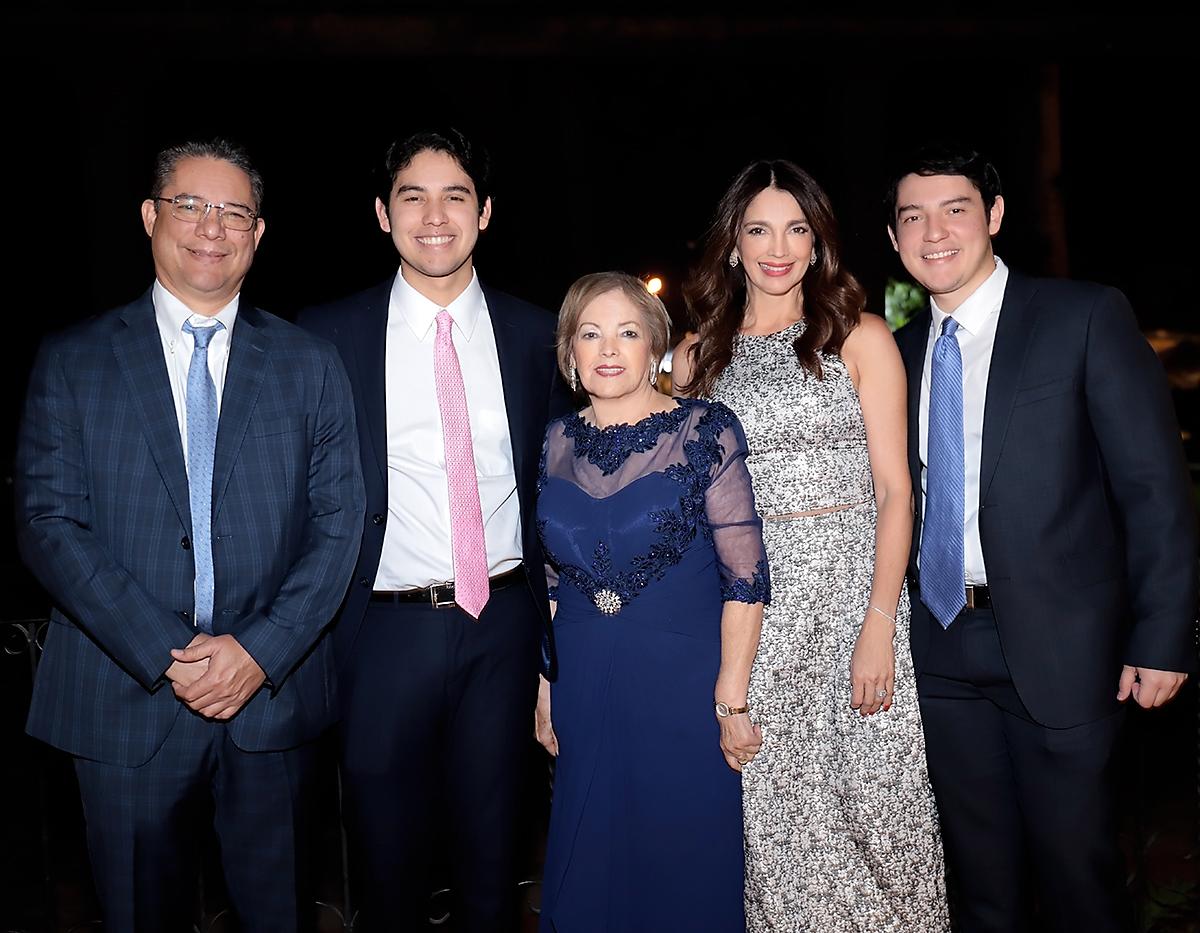 Oscar, Luis, Arbelica, Becky y Sebastian Manzanares