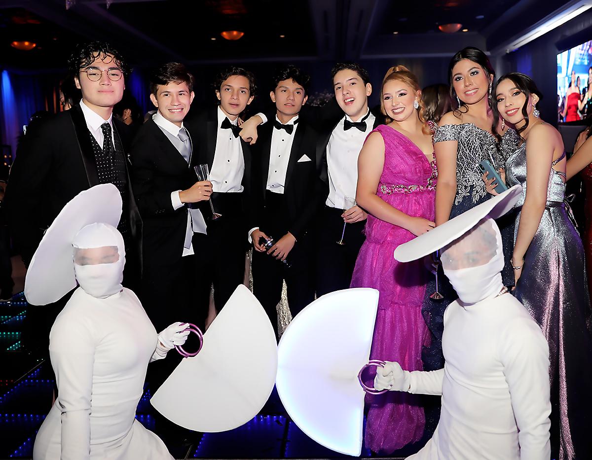 Rodrigo Alfaro, Julio Zepeda, Daniel Canizales, Javier Hernández, Jorge Bonilla, Mariana Chang, Allison Rodriguez y Alejandra Matamoros