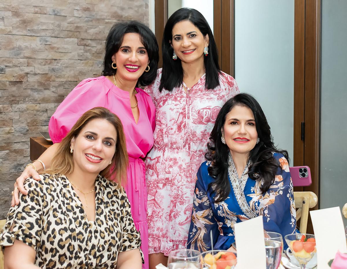 Johana Jaar de Faraj con Sandra Faraj, Soad Boala y Claudia Kattán.