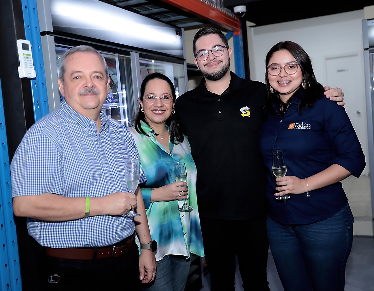 Rafael Elvir, Annie Pineda, Rafael Elvir Jr y Alejandra Escobar.