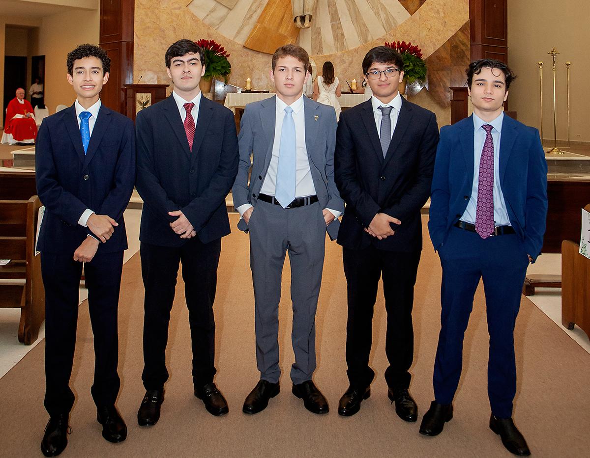 Alumnos de onceavo grado que hicieron el Sacramento de la Confirmación.