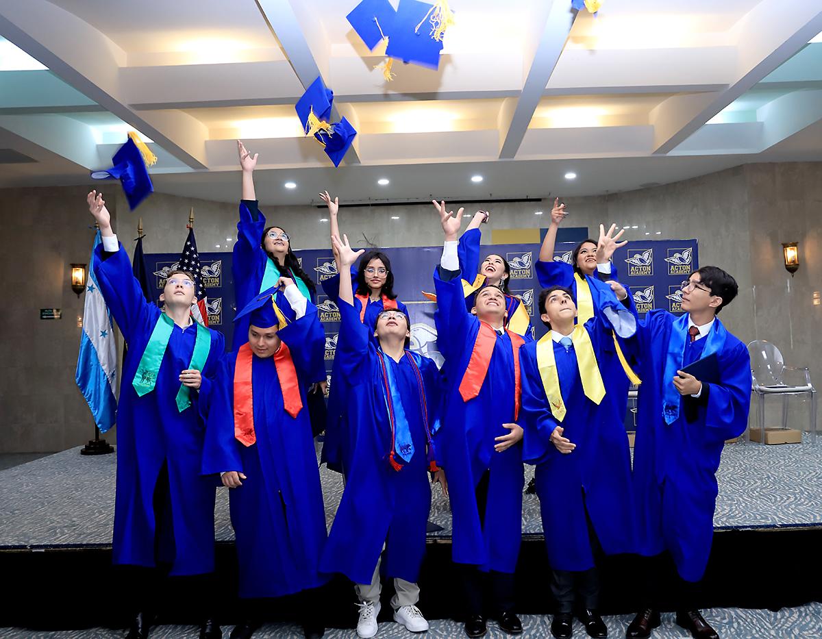 Entrega de títulos a los seniors 2025 de Acton Academy