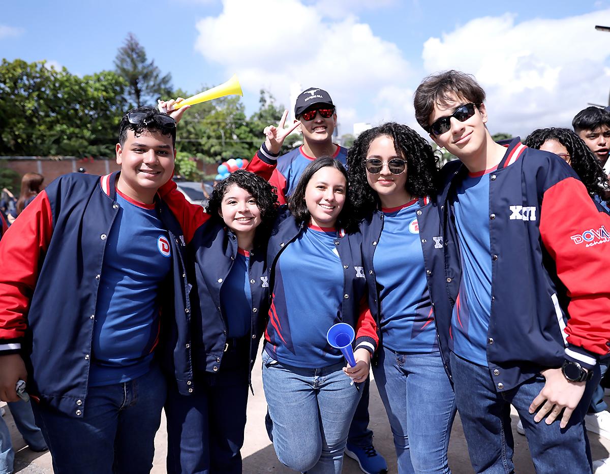Inspirados en la emoción del mundial de fútbol, los seniors 2026 de Dowal School celebraron su primer día de clases con una vibrante caravana. Entre bailes, música y mucha alegría, marcaron el inicio de su último año de high school, listos para vivirlo al máximo y coleccionar recuerdos inolvidables. 