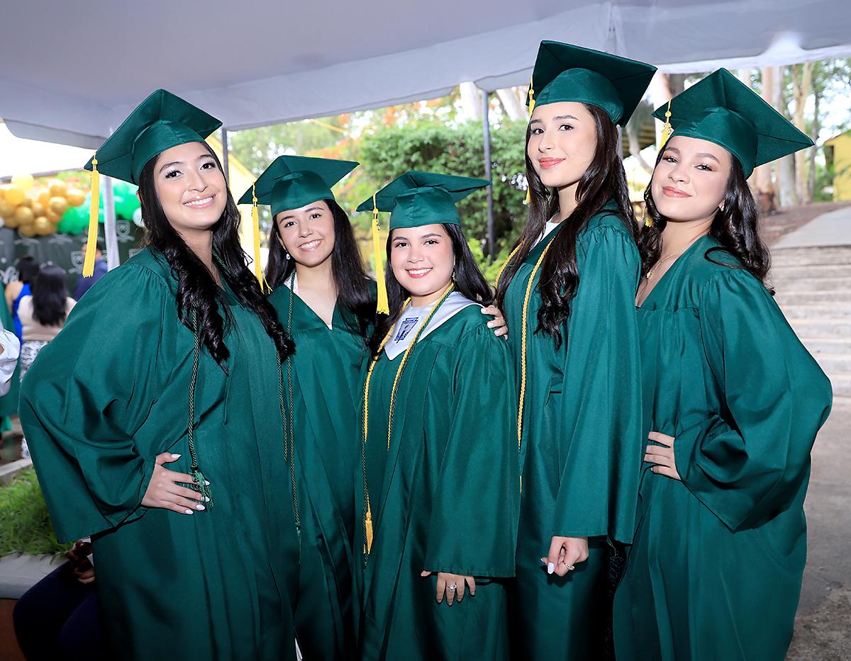 Ana Godoy, Hillary Dávila, Andrea Ortega, Karen Herrera y Daniella Díaz.