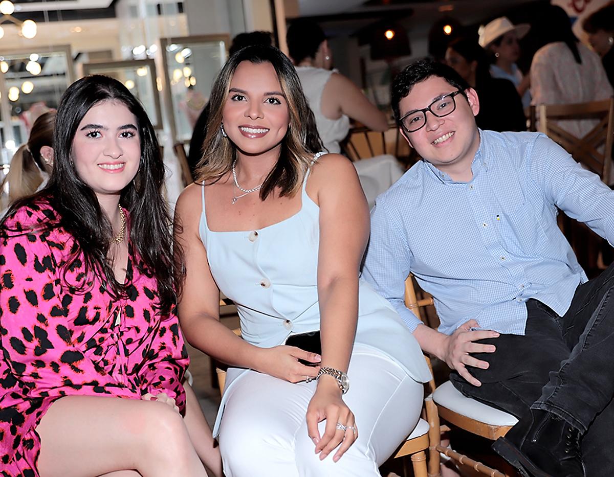 Tatiana Bendeck, Natalia Laínez y Enríque Solis.