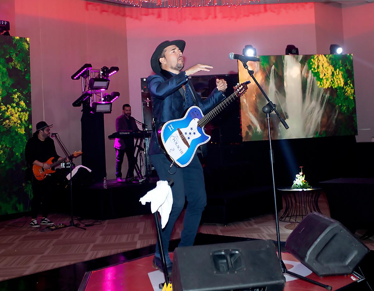 El cantautor nacional Polache, amenizó la celebración del 40 Aniversario de Pacer.