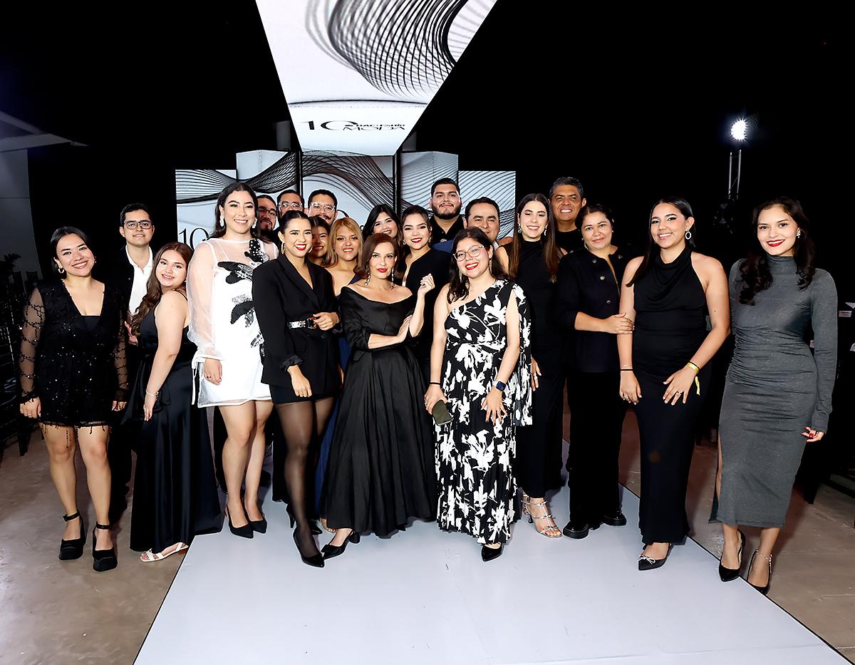 Los invitados del día 2 de BAC Estilo Moda 2025 vivieron una noche espectacular, disfrutando de las pasarelas que presentaron las propuestas Spring/Summer 2026 de talentosos diseñadores hondureños. Una velada que celebró creatividad, estilo y el poder de la moda nacional.