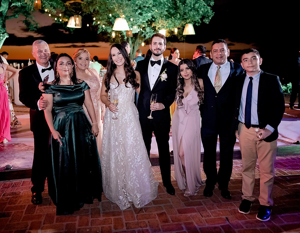 Oscar Merlo, Saadia Trejo, Ligia Pérez Mondragón, Victoria Merlo, Barney Chamorro, Danielle, Dennis y Marco Arturo Britho