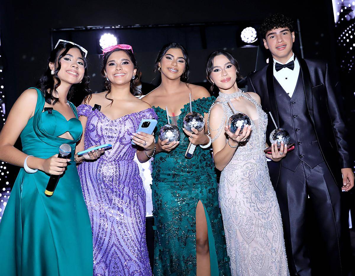 Los seniors 2025 de la Mayan School celebraron su prom night con una fiesta temática disco que deslumbró por completo. Entre luces brillantes, música vibrante y mucho estilo, vivieron una noche mágica llena de emoción, diversión y momentos que quedarán grabados en su memoria para siempre.