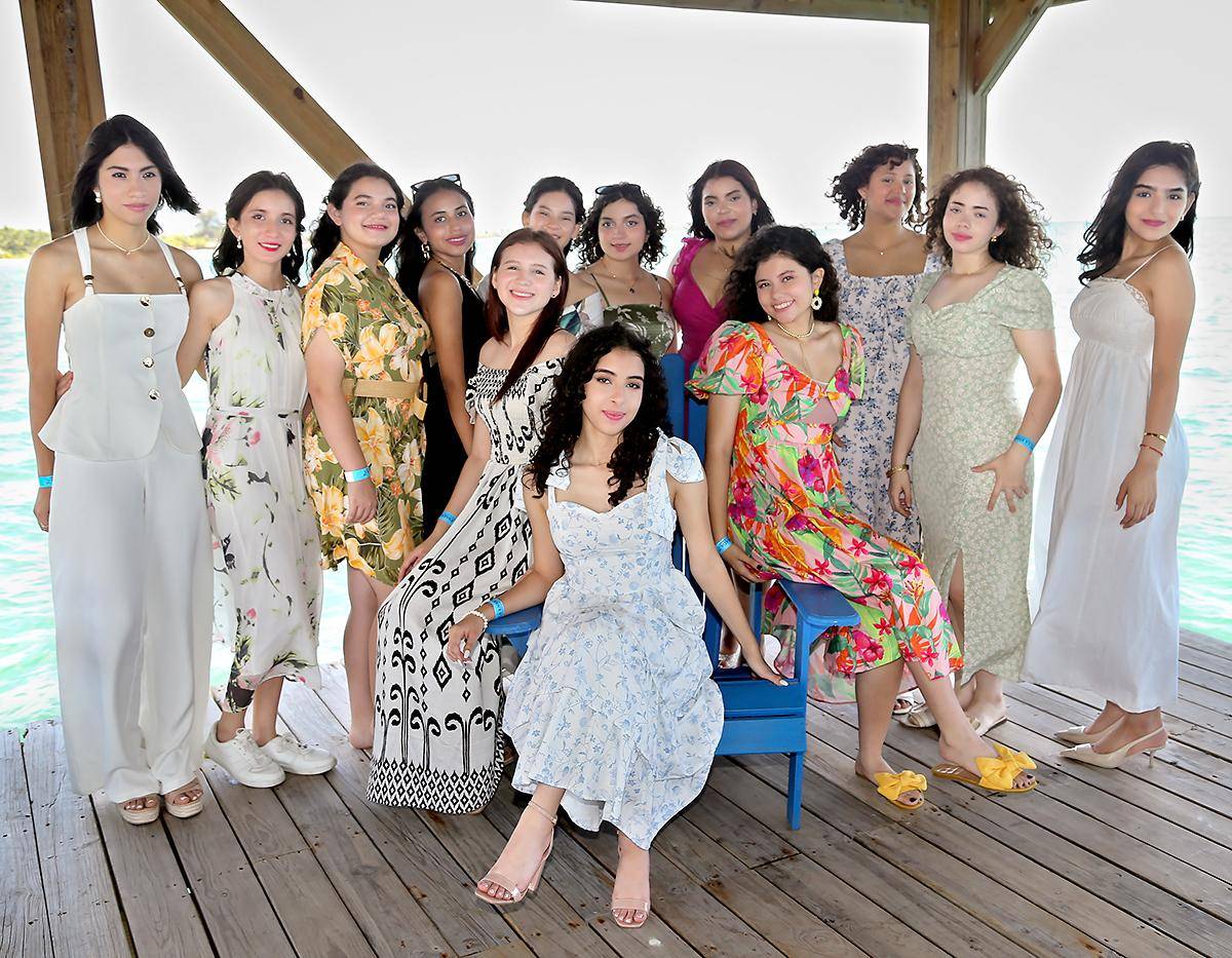 Los 29 alumnos de la generación 2025 de Destiny Christian Academy celebraron una emotiva mañana en la playa Los Pinos de La Ensenada Beach Resort, organizada por sus padres. El encuentro incluyó selfies, brunch, anécdotas y una sesión de fotos para el álbum del recuerdo, como muestra de gratitud a Dios por haber culminado con éxito su etapa escolar antes de recibir su título de bachilleres en Ciencias y Humanidades bilingües.