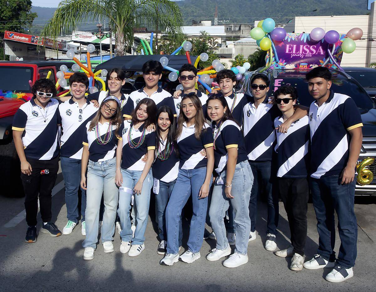 Motivados por el entusiasmo y la alegría los seniors de la clase 2026 de la Western International School llegaron al restaurante Denny’s del boulevard Morazán para degustar un delicioso desayuno, tomarse fotos con sus padres y luego salir hacia el centro educativo. La caravana estaba conformada por diferentes coches los cuales fueron adornados con creativos arreglos de globos. Los padres y sus hijos vivieron una fiesta de inicio espectacular, y esto solo es el principio de su último año escolar.