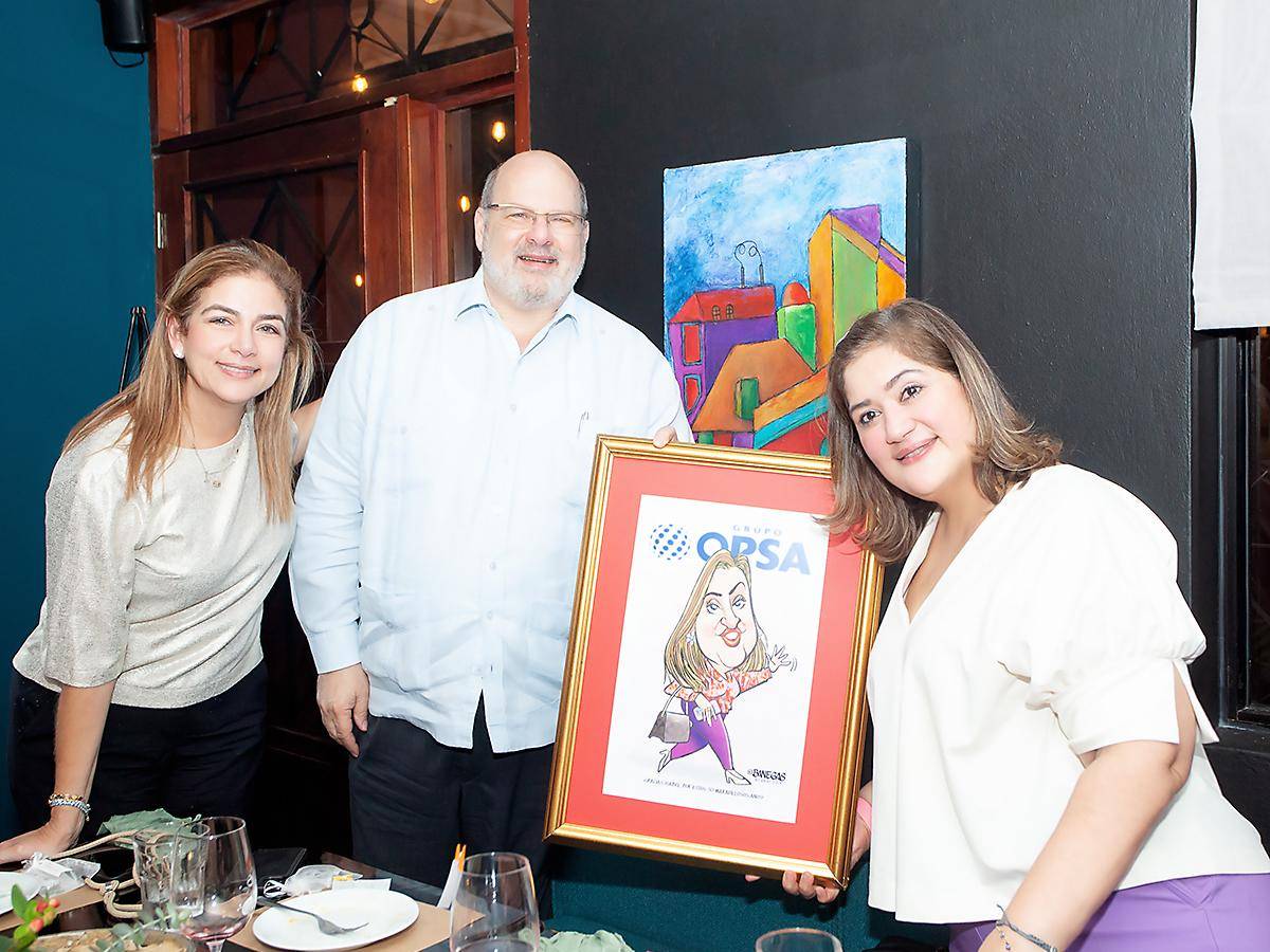 Ruth Marie Canahuati, Jorge Canahuati Larach e Isabel Sabillón, quien recibió como recuerdo de su extraordinaria trayectoria una caricatura a cargo de Darío Banegas