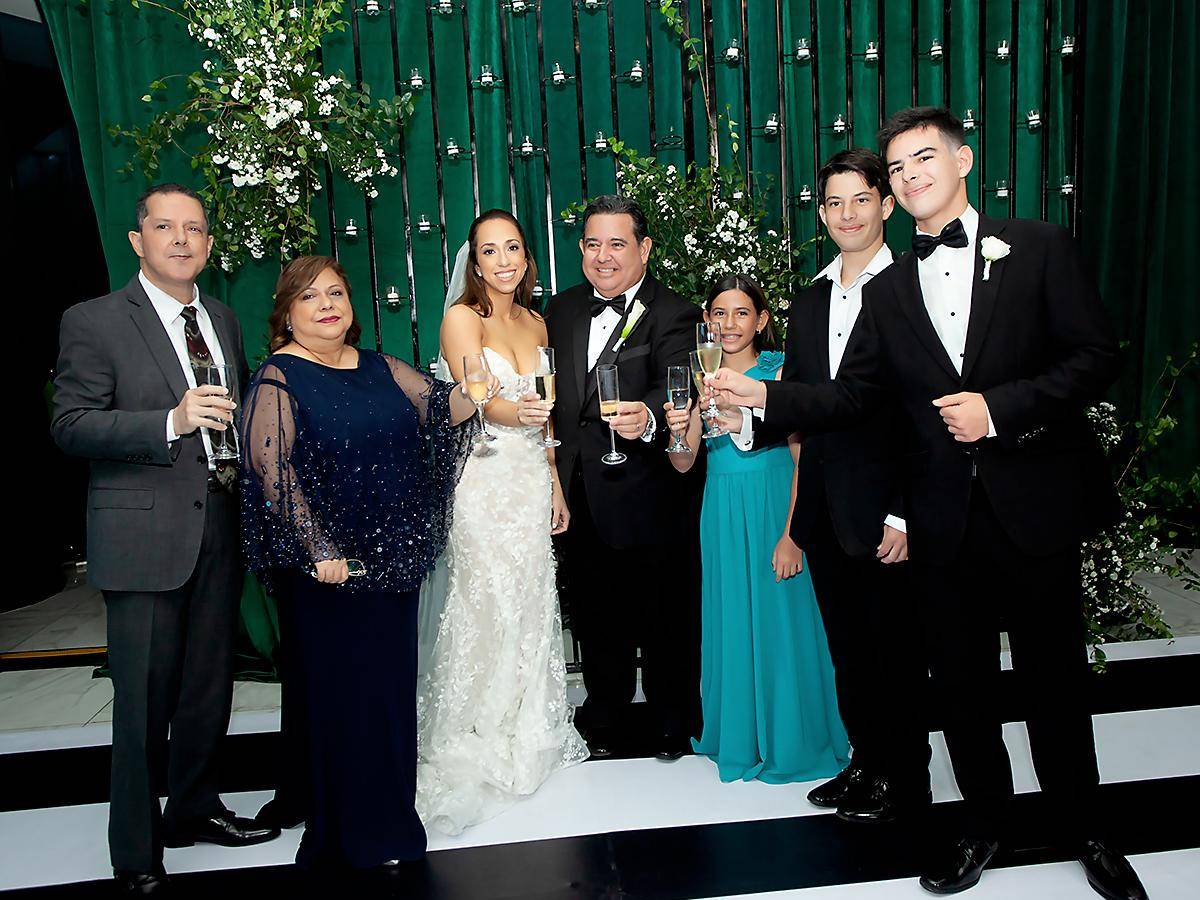 Héctor Bustillo, Juana Bustillo, los recién casados: Johana Raquel y Geovani Chahín con Leila, Rodrigo y Santiago Chahin, durante el brindis de honor