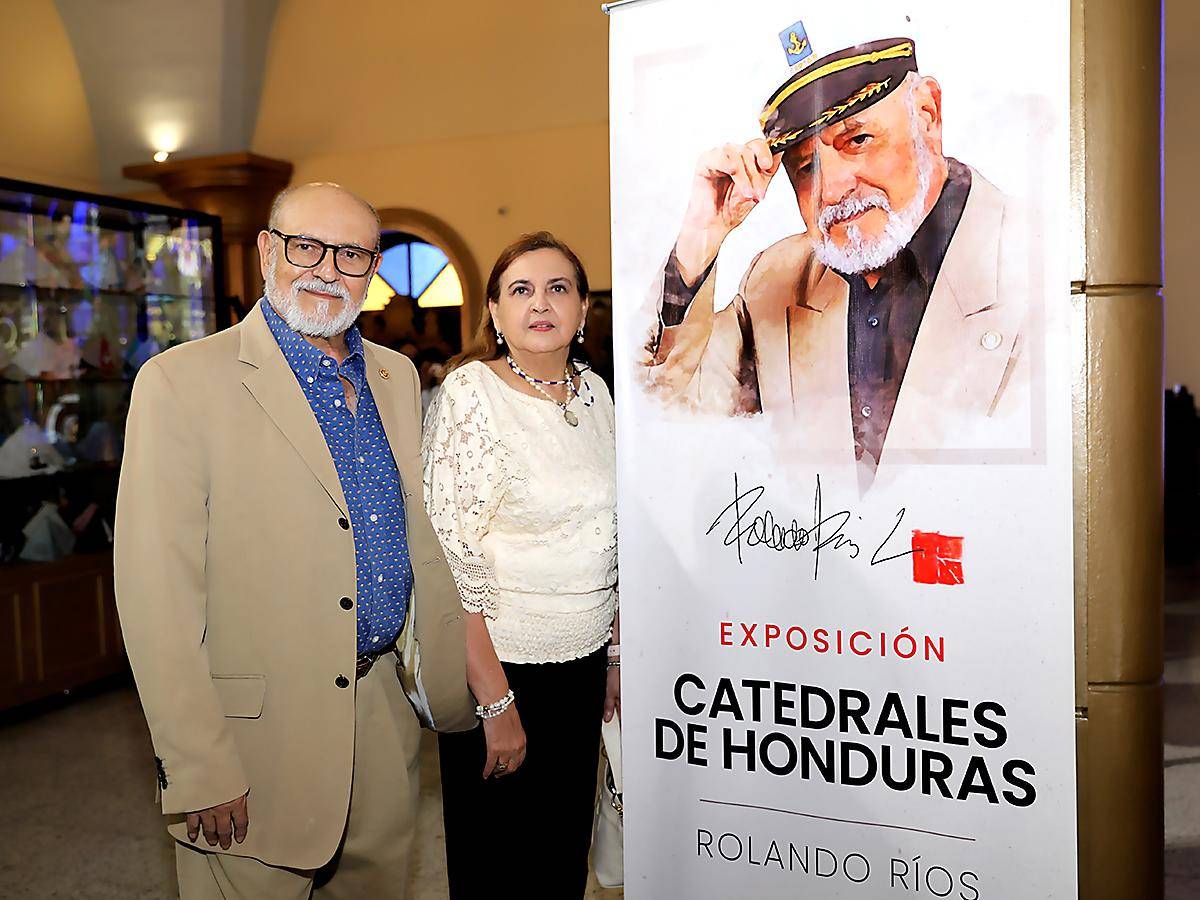 Rolando Ríos con su esposa, Doraydee Castellón-Ríos en la inauguración de la muestra Catedrales de Honduras