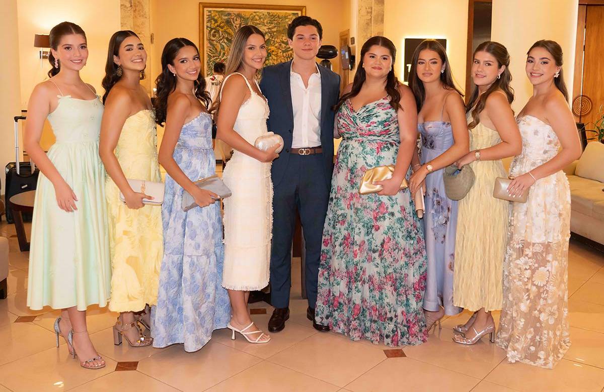 El salón Real del Hotel Real Intercontinental fue el escenario elegido por el gabinete de padres de familia para que la clase 2026 de la Escuela Internacional Sampedrana celebrara su esperado senior breakfast. Las alumnas lucieron elegantes vestidos de cóctel y los varones blazers en tonos suaves, en un ambiente que evocó el encanto de la Costa Amalfitana.