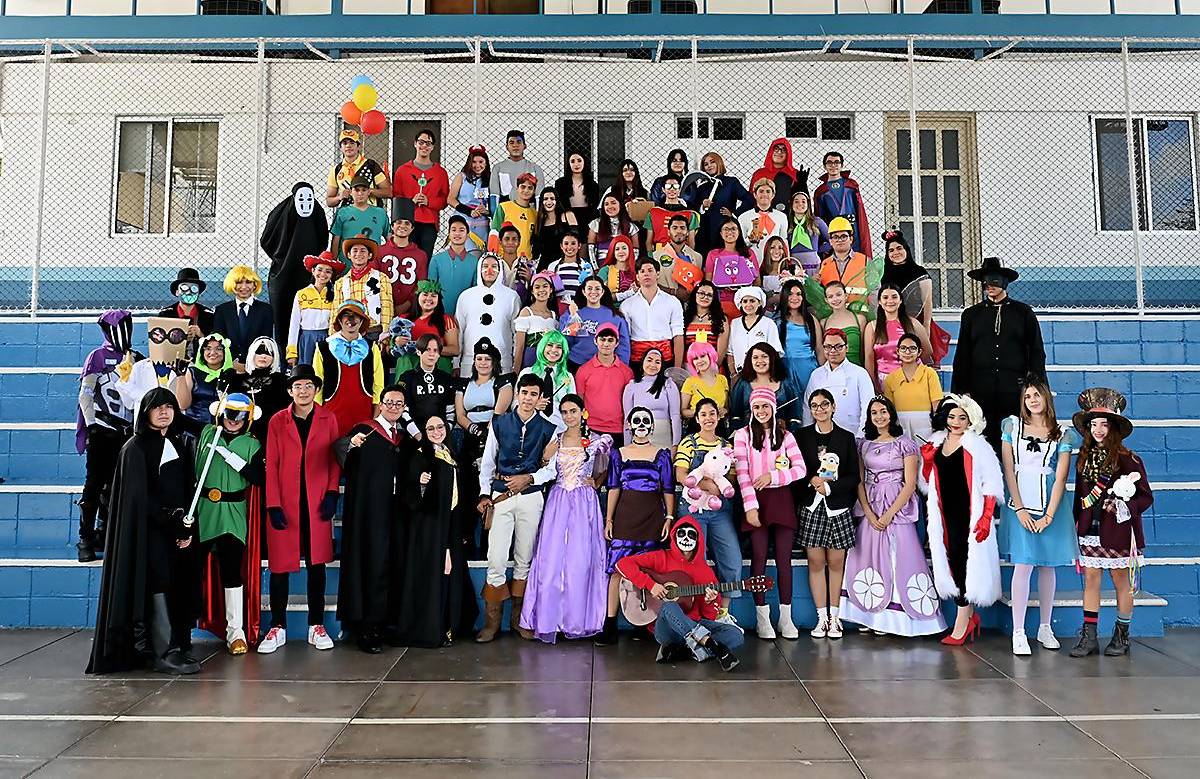 Los seniors 2023 de Macris School celebraron el tradicional Cartoon Day con un derroche de creatividad que los llevó a disfrazarse de toda clase de personajes que llenaron de color y diversión las aulas de secundaria y llevaron alegría a los chicos de kindergarten.
