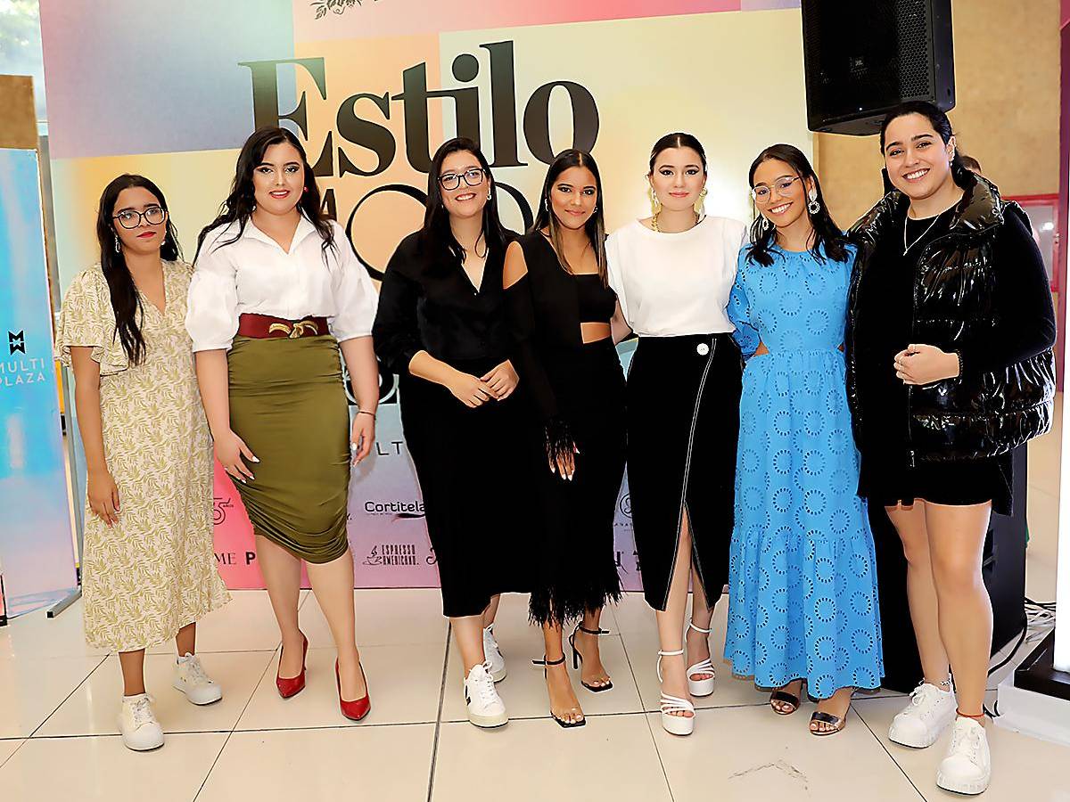 Gabriela Cáceres, Mireya Navarro, Karelia Rivera, Allyson Hernández, Vanessa Vallecillo, Miriam Torres y Nashua Azar