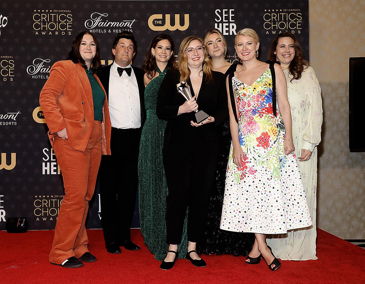 Parte del elenco y team de producción de The Dropout, ganadora de Mejor Miniserie