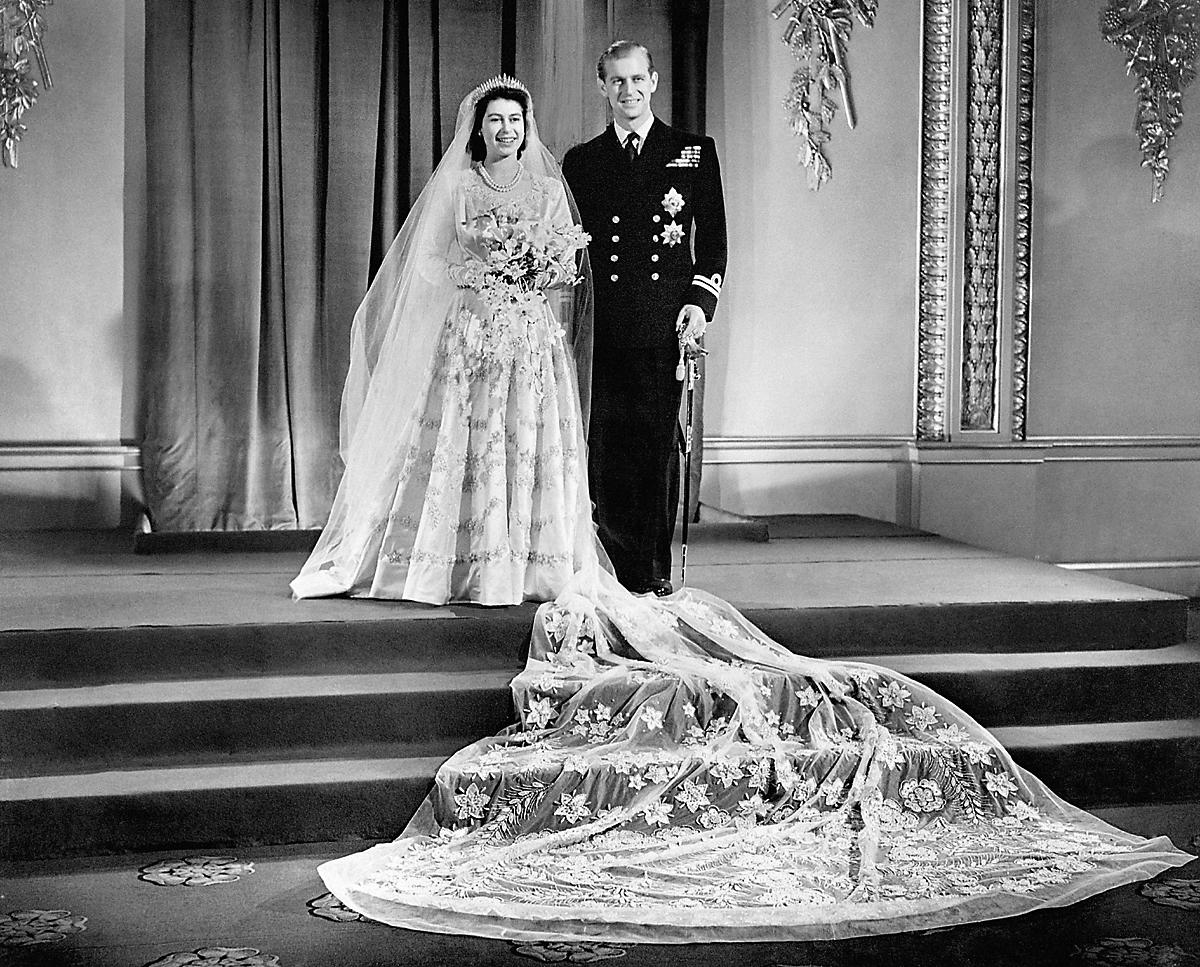 20 de noviembre de 1947: Isabel se casa con el príncipe Felipe de Grecia y Dinamarca, su primo tercero, en una ceremonia sencilla en la Abadía de Westminster. El príncipe Carlos, heredero del trono, nace en 1948, seguido de Ana en 1950, Andrés en 1960 y Eduardo en 1964.