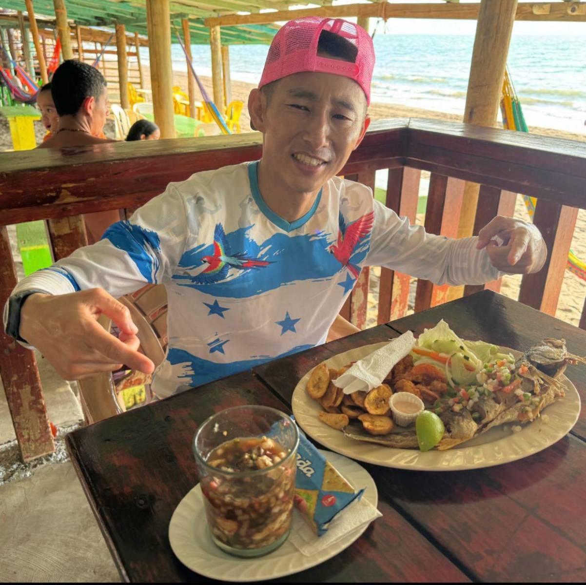 Decidió entonces tomar su celular y grabarse a sí mismo recorriendo ciudades hondureñas, entablando conversaciones con los habitantes y probando las delicias culinarias que encontraba en las calles. Es así como fue acumulando seguidores en su canal de YouTube y en las redes sociales, convirtiéndose en un influencer reconocido.