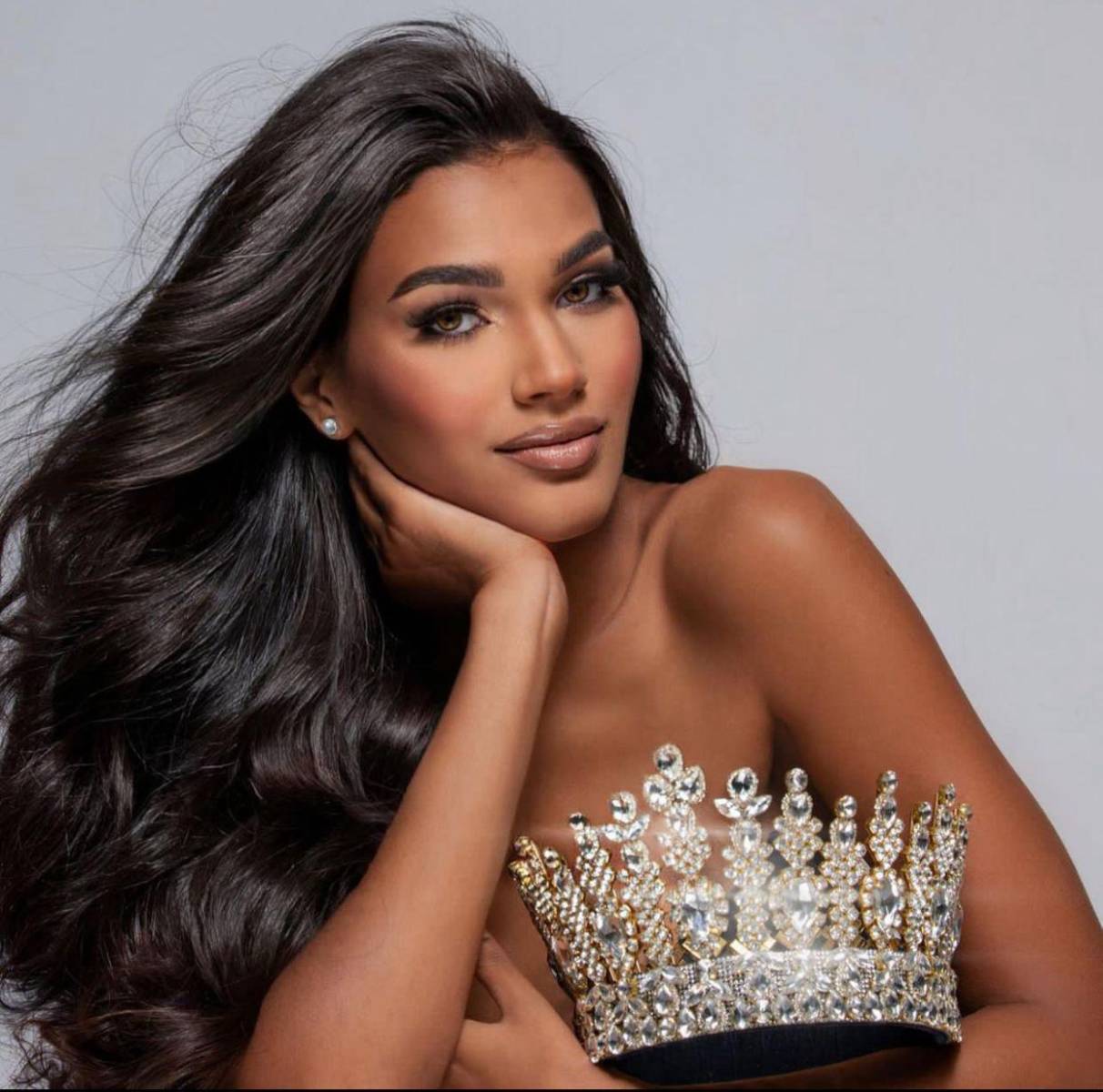 Kimberly de Boer, de 18 años, representará a Curazao en la próxima edición del Miss Universo. Es una pintora que añade color al certamen con su talento. 
