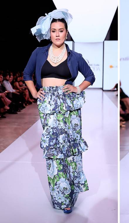 Una propuesta muy personal, donde las texturas artesanales evocan la neblina del misterio. Así es Rosas Azules, la colección Primavera-Verano 2026 de Luz Ernestina Mejía, presentada en la décima edición de BAC Estilo Moda. Cortes fluidos y precisos que realzan la silueta definen cada prenda, marcando el paso con una elegancia atemporal. Faldas amplias con peplum, mangas abullonadas y vestidos de líneas relajadas construyen un aura de confort femenino y sofisticación natural que se complementa con tocados audaces y mini bags en crochet.