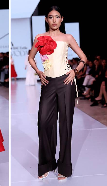 Inspirada en Frida Kahlo, Marcela Posadas debutó en las pasarelas de BAC Estilo Moda 2025 con <i>Raíces Vivas</i>, una colección de cinco conjuntos que destilan encanto, cultura y su sello femenino y clásico.