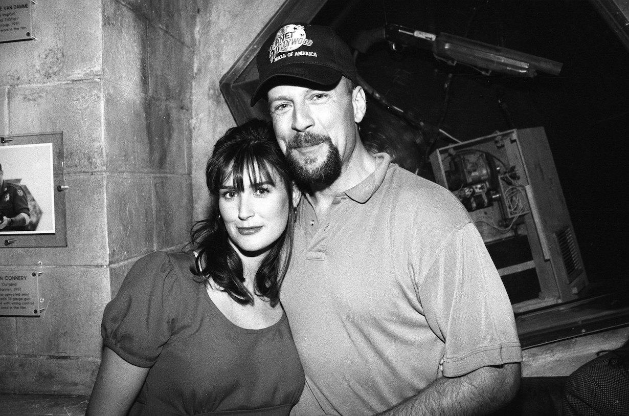 Demi Moore y Bruce WillisDespués de una relación de tres meses, Demi Moore y Bruce Willis se casaron en el Hotel Golden Nugget de Las Vegas en noviembre de 1987. Posteriormente, en diciembre del mismo año, tuvieron una ceremonia más grande en compañía de amigos y familia. Por desgracia, la pareja se separó en el 2000, pero hasta ahora siguen siendo amigos. 