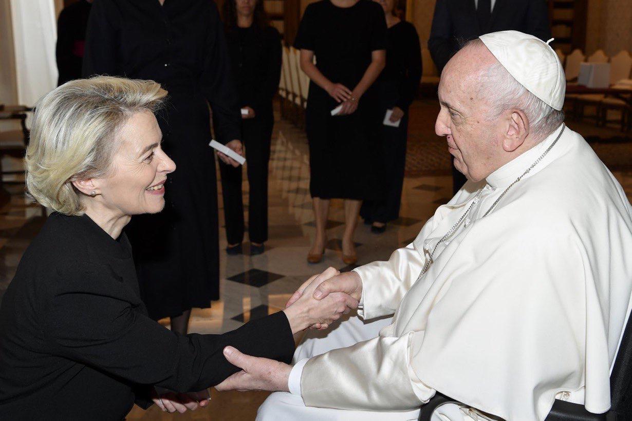 Ursula von der Leyen, presidenta de la Comisión Europea, lamentó la muerte del Papa Francisco, destacando su humildad y su amor por los más desfavorecidos. Afirmó que su legado seguirá guiando al mundo hacia una sociedad más justa, pacífica y compasiva.