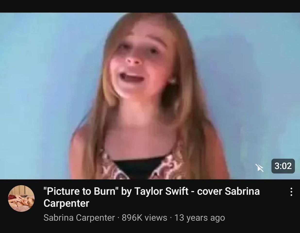 Apenas siendo una niña de 11 años comenzó a subir covers de sus artistas favoritos a Youtube, demostrando su pasión por el canto.