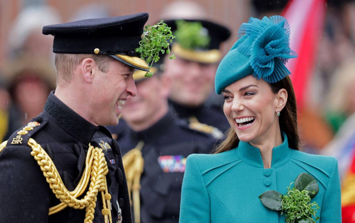 El príncipe William y su esposa Kate, quien tres meses después de su nombramiento como coronel de la Guardia Irlandesa asistió al tradicional desfile con el que se conmemora el Día de San Patricio