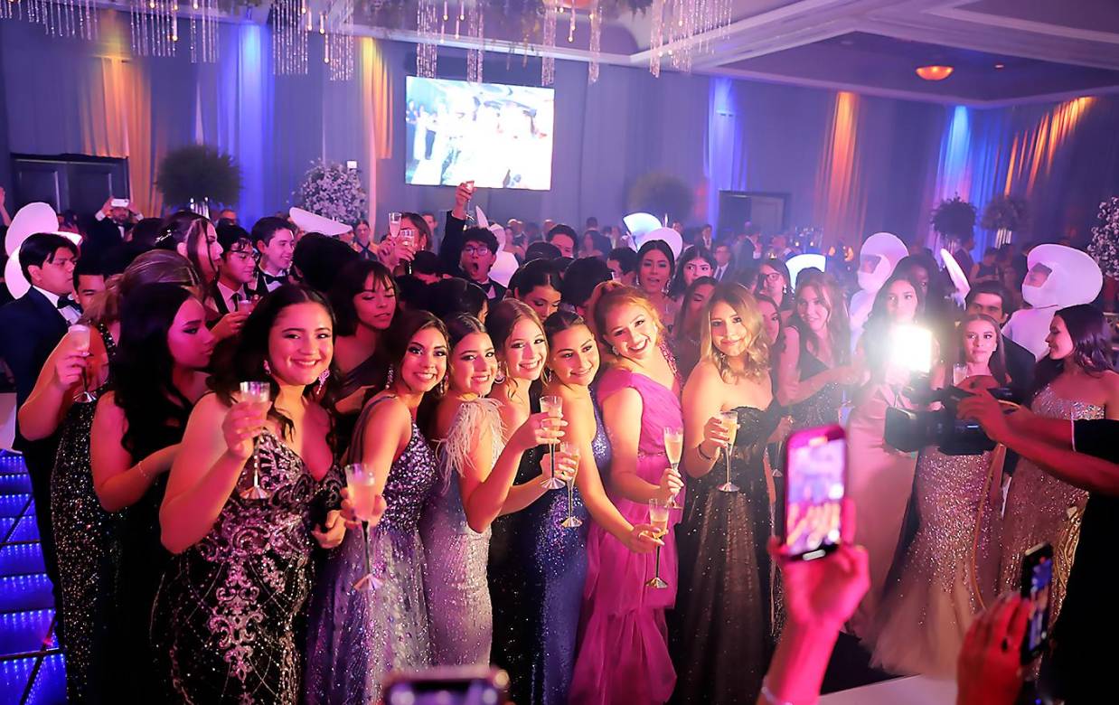 Los seniors de Macris School disfrutaron una inolvidable celebración en el Hotel Honduras Maya, donde se respiraba un ambiente de pura diversión, con la música y efectos de DJ Vic Buezo y un espectáculo de fantasía a cargo de Chepe Show