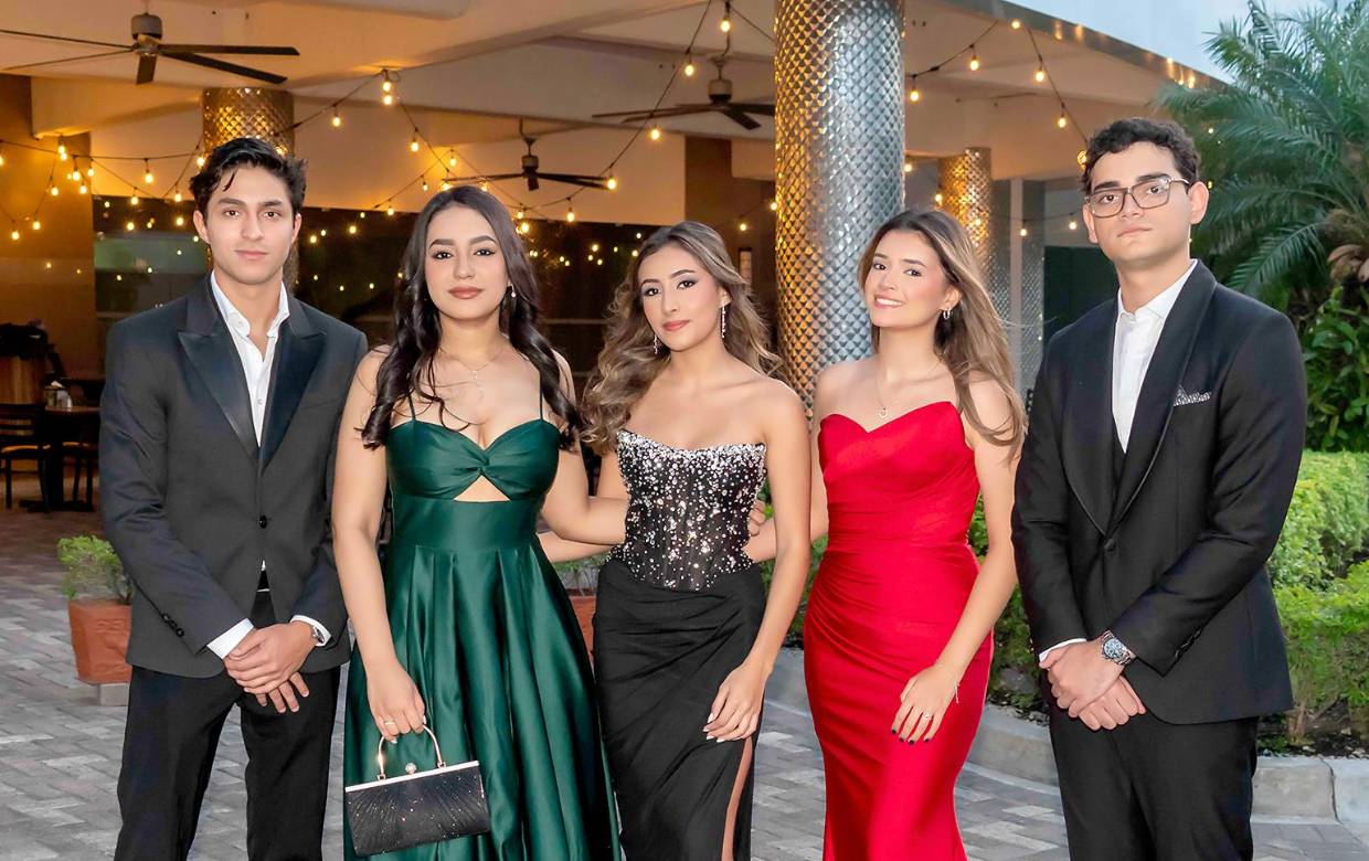 Así se vivió la Senior Dinner de los seniors 2026 de la Western International School, las jovencitas lucieron elegantes vestidos, mientras que los varones, usaron trajes de esmoquin. El encuentro se realizó en elsalón Trujillo del hotel Copantl &amp; Convention Center. La ocasión fue propicia para elevar una oración de Acción de Gracias y luego seofreció una cena que se prolongó por varias horas entre selfies y felicitaciones. La fiesta de graduación se realizará el 20 de junio en el Hotel Copantl &amp; Convention Center. Pietro Rastelli, Alejandra Martínez, Camila Mayorga, Valentina Villeda y KennetLara.