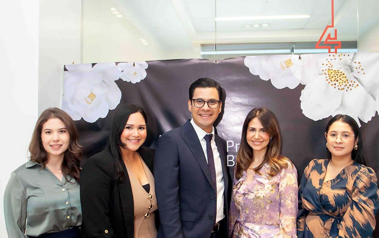 La gerencia de BAC Private Banking ofreció a sus distinguidas clientas de San Pedro Sula una exclusiva y alegre celebración, diseñada para consentirlas y brindarles una experiencia inolvidable. El encuentro se realizó en la Agencia VIP, ubicada en Paseo Próceres. Andrea Pacheco, Andrea Cálix, Leonardo Alvarado, Fabiola Cañas y Sandra Orellana.