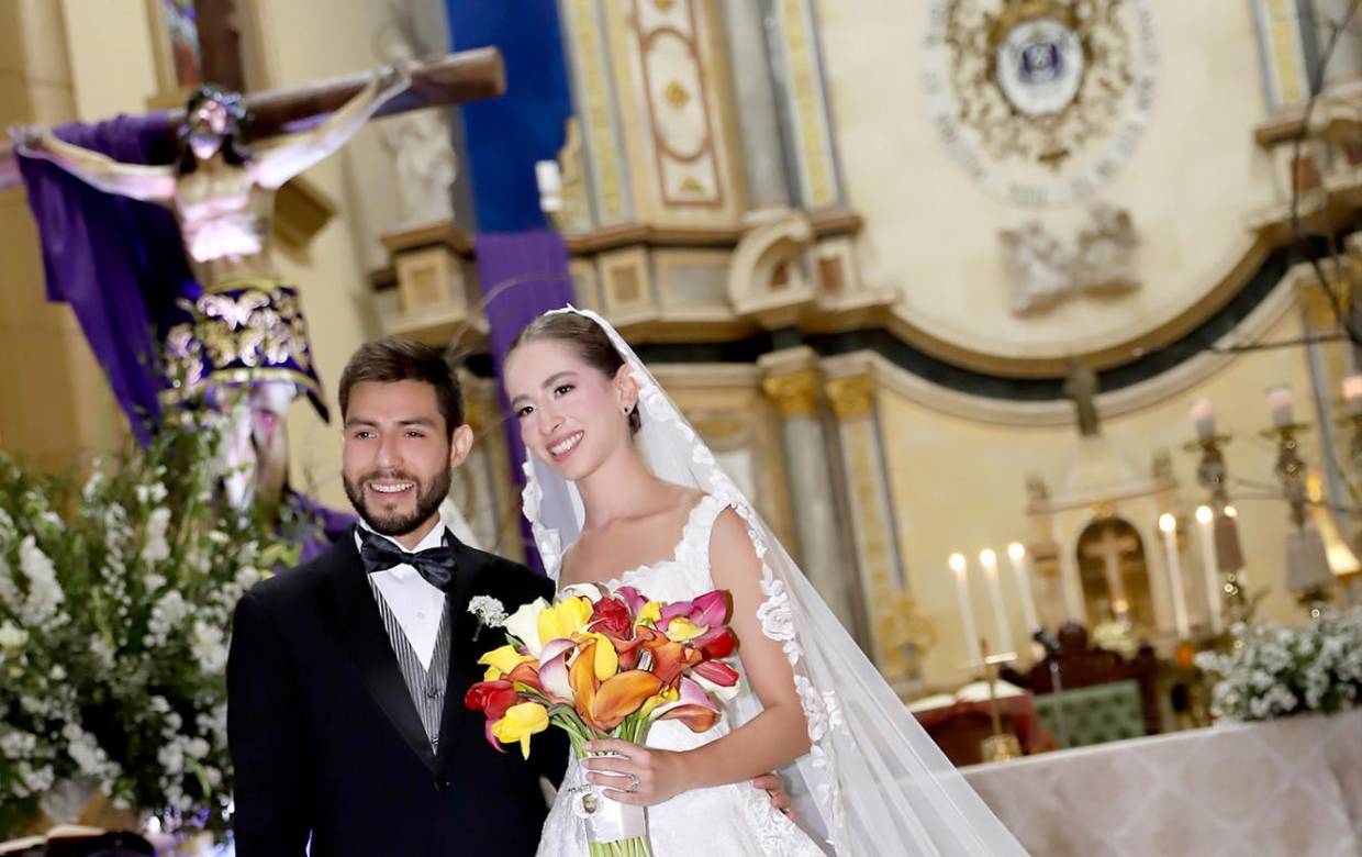 Victoria Villeda y Giampiero Infantozzi se dieron el “sí, acepto” en una emotiva ceremonia religiosa en la Basílica de Suyapa. Rodeados de familiares y amigos, los novios sellaron su amor en un momento lleno de emoción y significado.