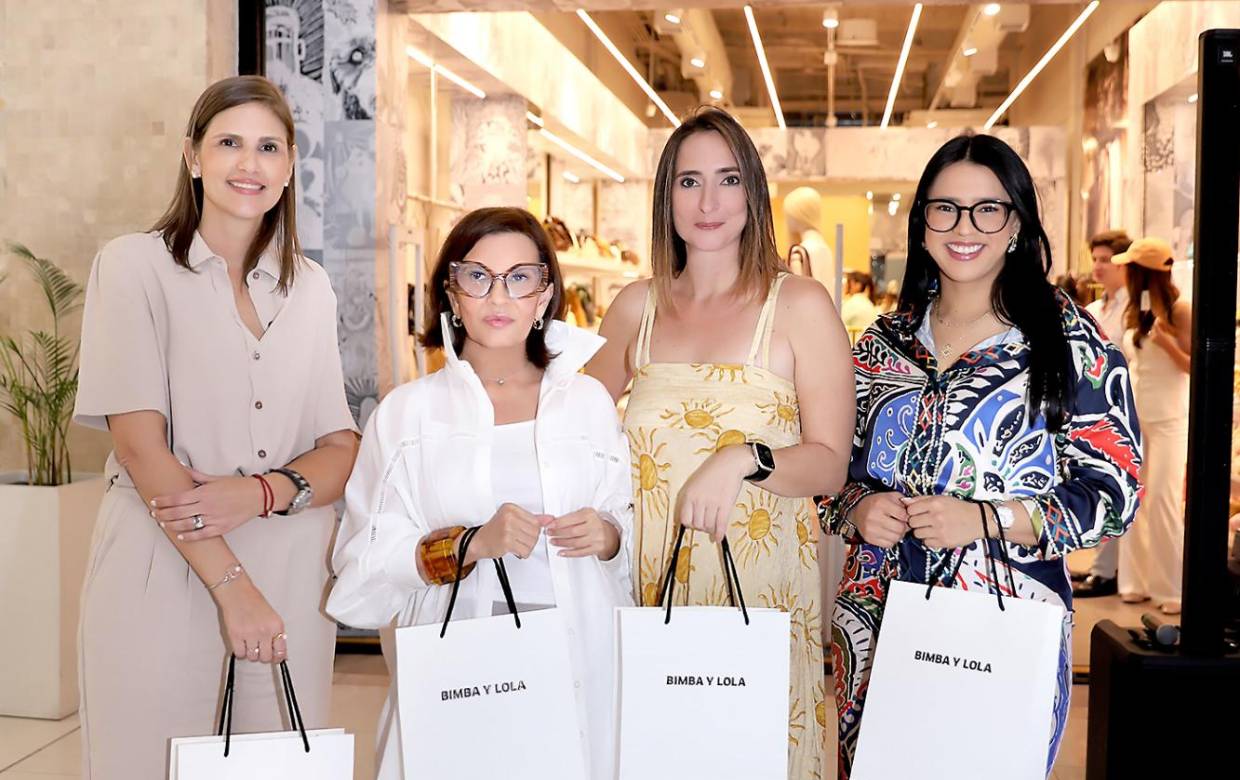 La nueva colección Cala Bimba llegó a Bimba y Lola con un evento lleno de moda y good vibes en Multiplaza Tegucigalpa. Durante la experiencia, los invitados conocieron de cerca las nuevas piezas de la temporada y disfrutaron de una styling session junto a Nineth Espinoza, quien compartió inspiración y consejos para crear looks versátiles y llenos de estilo. En la foto: Pamela Cruz, Blanca Bendeck, Nicole Hasbun y Norma Farías.