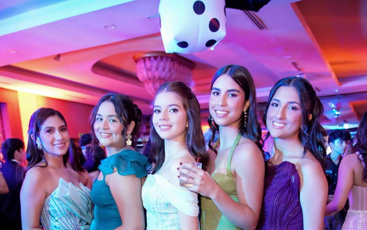 La clase 2026 de la Escuela Internacional Sampedrana vivió una noche cargada de emoción durante su esperada Prom Night, una celebración que marcó el cierre de su etapa escolar y el inicio de nuevos sueños universitarios. Los 130 seniors se dieron cita en el salón Palestina del Club Hondureño Árabe, escenario que se transformó en un vibrante universo inspirado en el icónico juego Monopoly, donde cada detalle fue pensado para convertir la velada en un recuerdo inolvidable. Entre glamour, música y una atmósfera llena de alegría, los futuros universitarios desfilaron por la red carpet luciendo sofisticados atuendos formales, mientras compartían una de las noches más especiales de su generación. En la foto: Noor Bendeck, Ivanna García, Sara Castillo, Carla Cordova y Fiorella Inestroza.