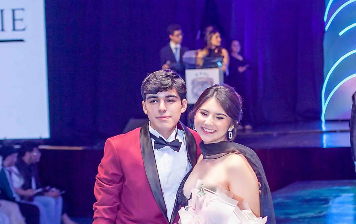 Bajo el tema “Under The Northern Lights”, los seniors 2026 de la Escuela Internacional Sampedrana dejaron por un día sus uniformes para protagonizar su tradicional Fashion Show. En el Cafetorium del centro educativo, los estudiantes desfilaron en una noche llena de estilo y aplausos que también apoyó la recaudación de fondos para el Trabajo Educativo Social a beneficio del Centro de Educación Básica Pedro Nufio.