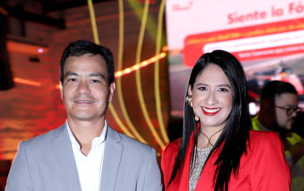 Shell presentó oficialmente su campaña “Siente la Fórmula”, una promoción que premia la lealtad de sus clientes con la oportunidad de ganar un viaje VIP al Gran Premio de Barcelona 2026. La velada reunió a invitados especiales, ejecutivos de la marca y amantes del automovilismo, quienes conocieron de primera mano los detalles de esta experiencia única que conecta innovación, velocidad y alto desempeño.