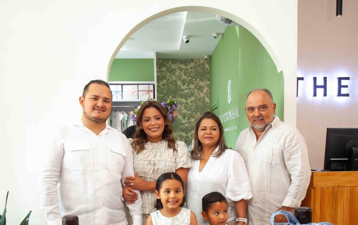 En una mañana llena de alegría se inauguró la tienda CottonHaus, ubicada en la plaza Rosyl Mejía, en el barrio Río Piedras sureste. El nuevo espacio abre sus puertas con una propuesta enfocada en prendas de algodón suaves, cómodas y de calidad, pensadas para acompañar momentos importantes. Liderado por Daniela Pinto, el proyecto nace como un emprendimiento familiar inspirado en el amor por sus hijos. En la foto: Bayron Santos, Daniela Pinto, Zoila Chinchilla y Alfonso Pinto, con Mía y Juan Diego, durante el corte de cinta inaugural.