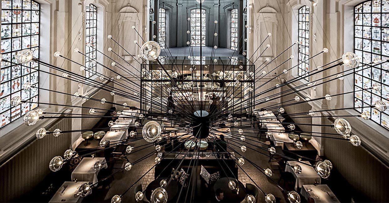 36. The Jane es un restaurante de alta cocina ubicado en Amberes, Bélgica. Situado en una antigua iglesia renovada, este establecimiento es conocido por su ambiente único y su enfoque innovador en la gastronomía. Fundado por los chefs Sergio Herman y Nick Bril, The Jane ha ganado reconocimiento internacional y ha sido galardonado con estrellas Michelin por su excelencia culinaria y su experiencia gastronómica de clase mundial.