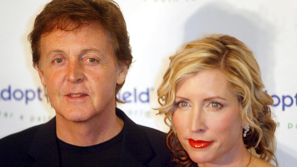 El ex Beatle aseguró que su boda con Mills fue su mayor arrepentimiento de la década y es que estuvieron casados entre 2002 y 2008.ue el músico quien solicitó la separación en julio de 2006 y ella interpuso otra demanda poco después. El asunto se prolongó de más y solo hasta mayo de 2008 quedaron oficialmente divorciados. McCartney tuvo que desembolsar 48.7 millones para terminar con el trámite.