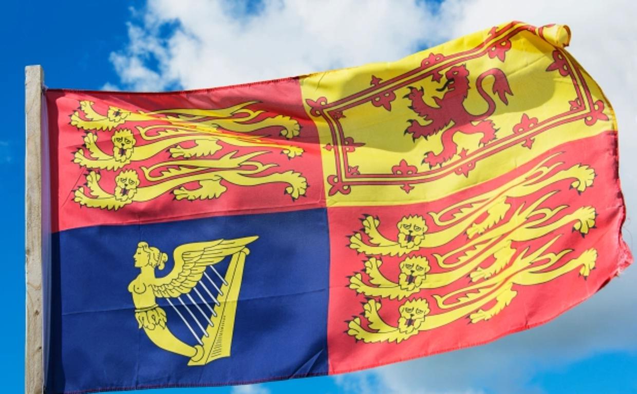 Su composición es la siguiente: está dividida en cuatro, dos de cuatro cuadrantes poseen tres leones que representan Inglaterra, otro de ellos el león rojo que representa a Escocia y el otro es un arpa que representa a Irlanda.